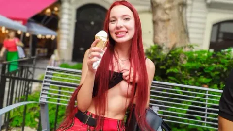 Traviesa Helado amante de 18 años de edad, pelirroja rusa - Megan Murkovski