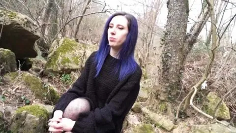 NYX, recepcionista de 29 años, con múltiples talentos